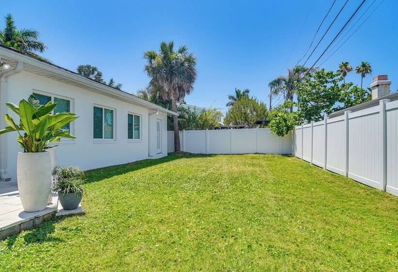 Redington Beach Coastal Retreat   Walk To Beach!