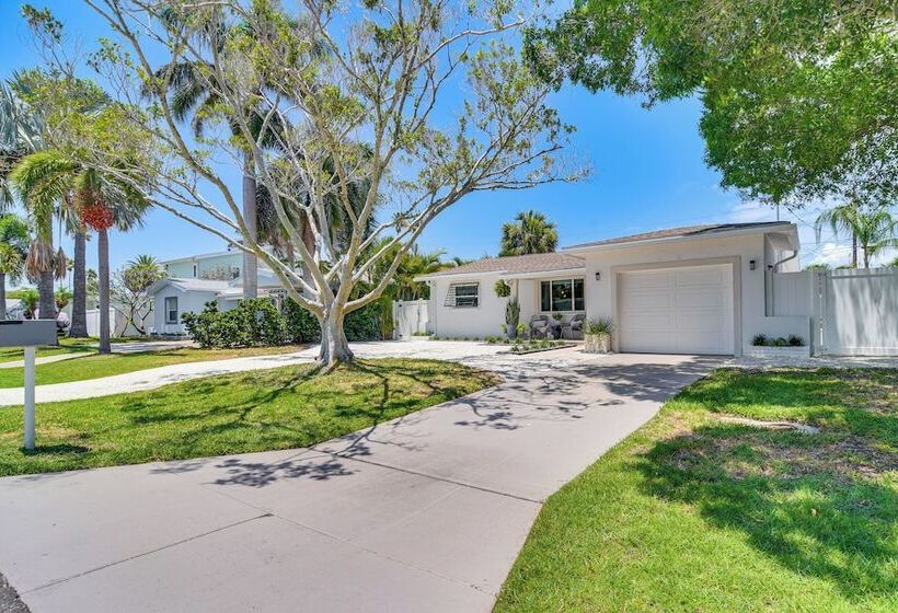 Redington Beach Coastal Retreat   Walk To Beach!