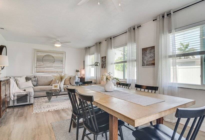 Redington Beach Coastal Retreat   Walk To Beach!