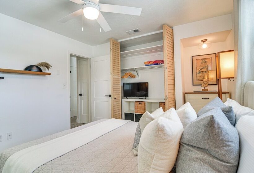 Redington Beach Coastal Retreat   Walk To Beach!