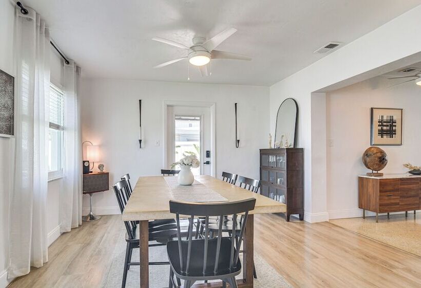 Redington Beach Coastal Retreat   Walk To Beach!