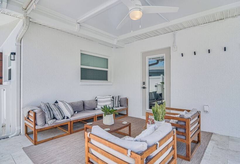 Redington Beach Coastal Retreat   Walk To Beach!