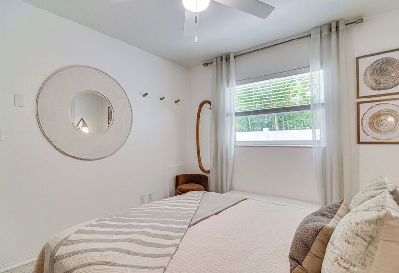 Redington Beach Coastal Retreat   Walk To Beach!