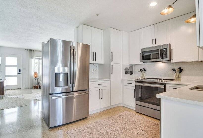 Redington Beach Coastal Retreat   Walk To Beach!