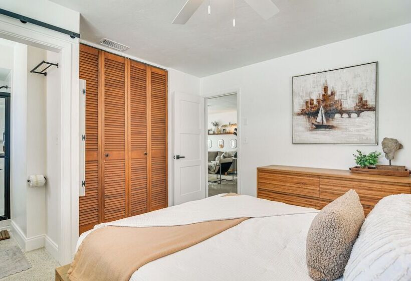 Redington Beach Coastal Retreat   Walk To Beach!