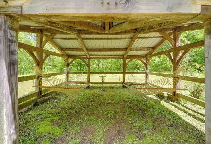 Hot Tub & Trail Access: Relaxing Marion Cabin