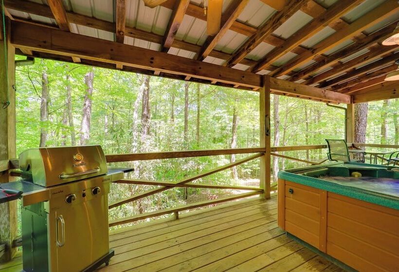 Hot Tub & Trail Access: Relaxing Marion Cabin