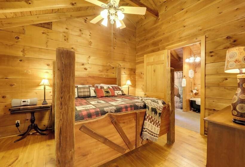 Hot Tub & Trail Access: Relaxing Marion Cabin