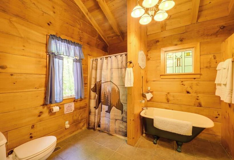 Hot Tub & Trail Access: Relaxing Marion Cabin