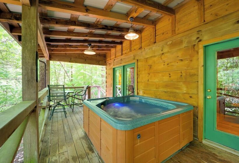 Hot Tub & Trail Access: Relaxing Marion Cabin