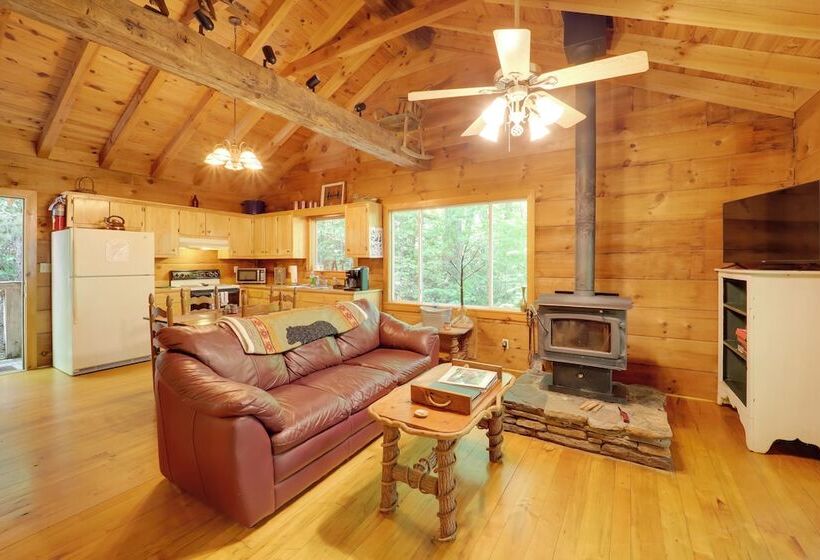 Hot Tub & Trail Access: Relaxing Marion Cabin