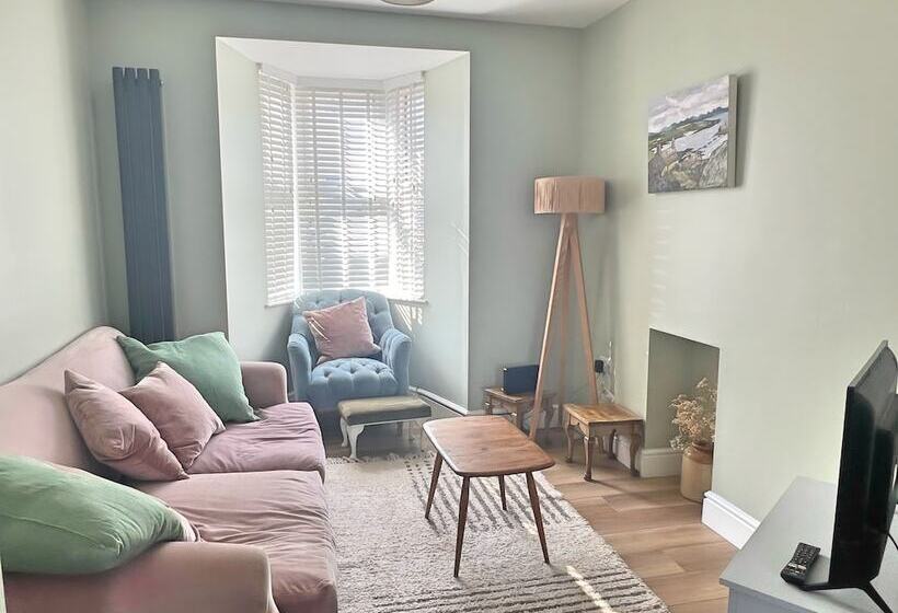 إقامة Charming 3 Bed Townhouse Near Llanddwyn Beach