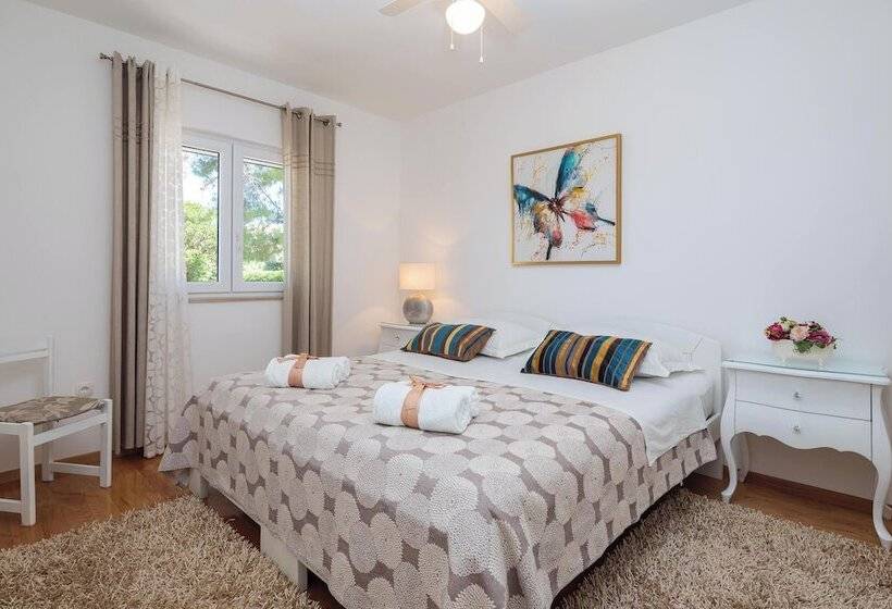 إقامة Impeccable 3 Bed House In Supetar