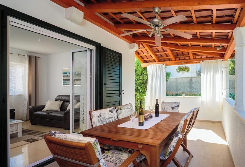 إقامة Impeccable 3 Bed House In Supetar