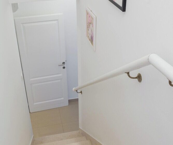 إقامة Impeccable 3 Bed House In Supetar