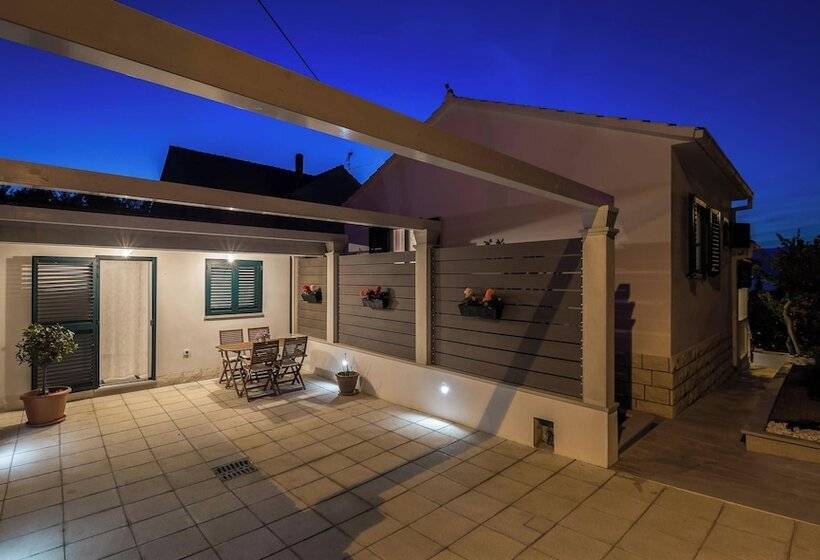 إقامة Impeccable 3 Bed House In Supetar