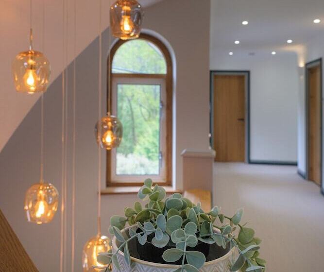 레지던스 Inviting 5 Bed House With Fishing Lake In Devizes