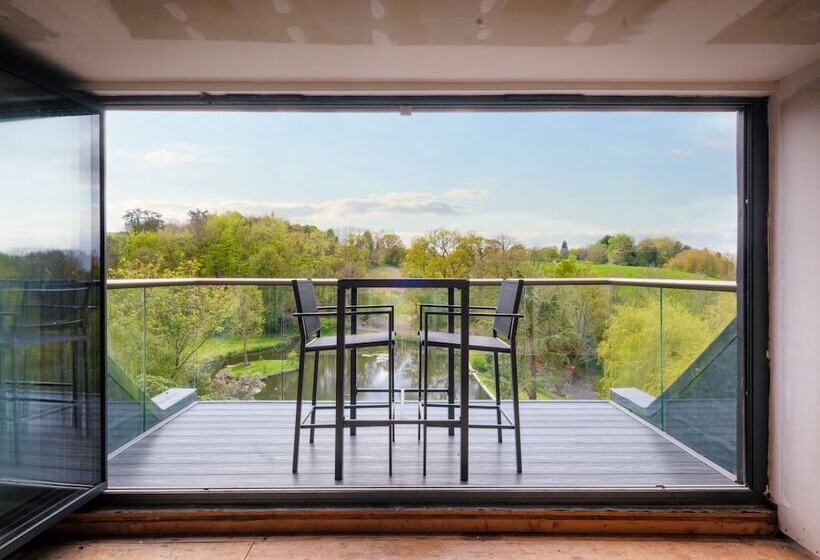 레지던스 Inviting 5 Bed House With Fishing Lake In Devizes