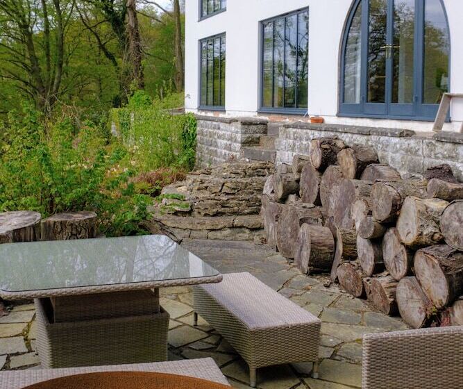 레지던스 Inviting 5 Bed House With Fishing Lake In Devizes