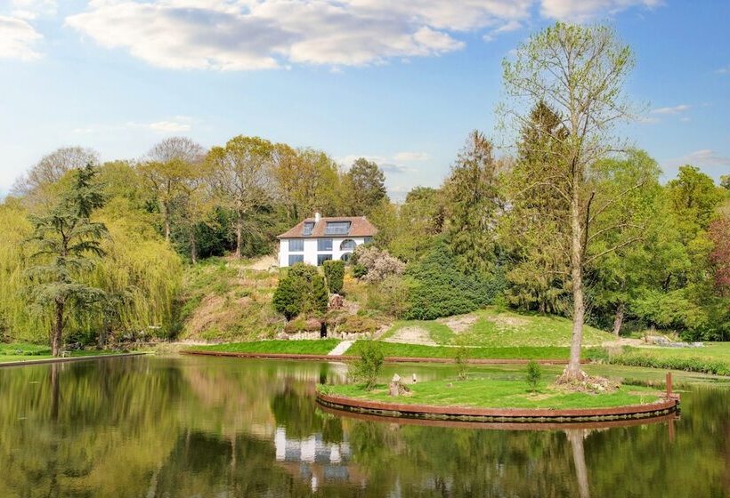 레지던스 Inviting 5 Bed House With Fishing Lake In Devizes