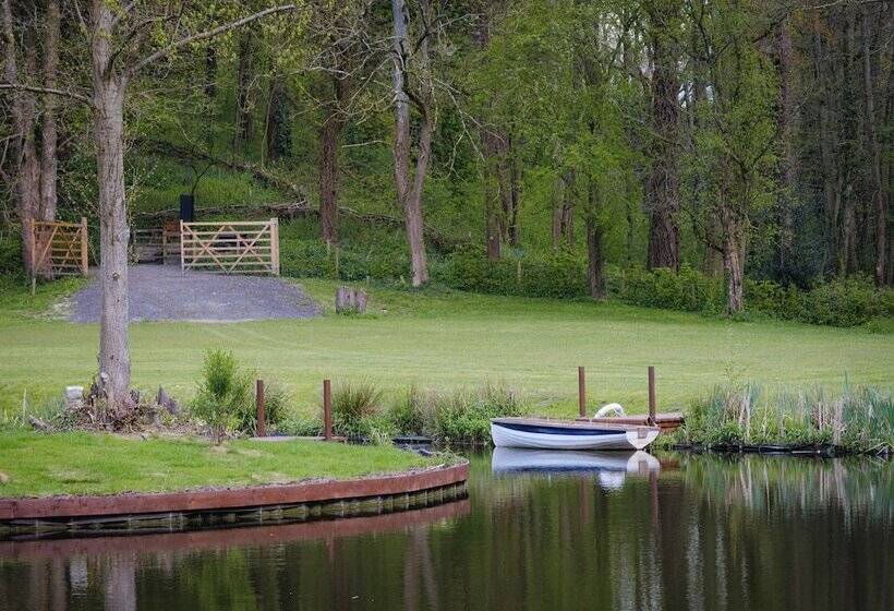 레지던스 Inviting 5 Bed House With Fishing Lake In Devizes