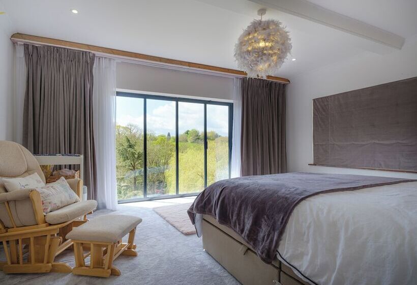 레지던스 Inviting 5 Bed House With Fishing Lake In Devizes