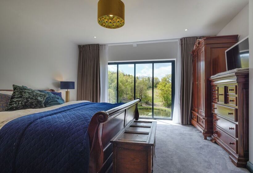 레지던스 Inviting 5 Bed House With Fishing Lake In Devizes