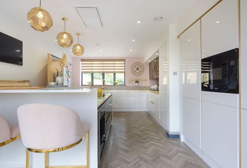 레지던스 Inviting 5 Bed House With Fishing Lake In Devizes