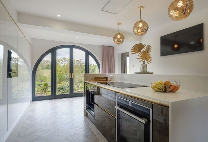 레지던스 Inviting 5 Bed House With Fishing Lake In Devizes