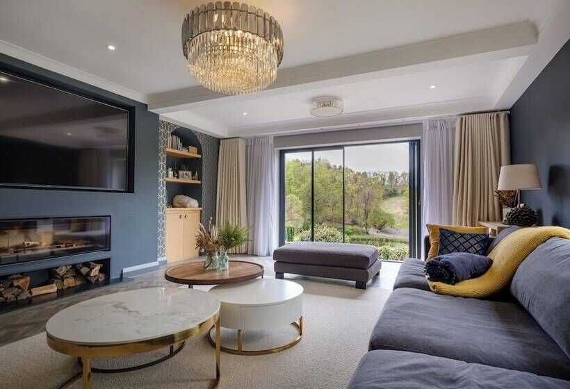 레지던스 Inviting 5 Bed House With Fishing Lake In Devizes