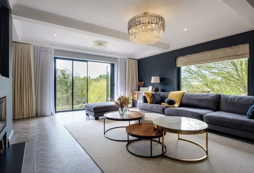 레지던스 Inviting 5 Bed House With Fishing Lake In Devizes