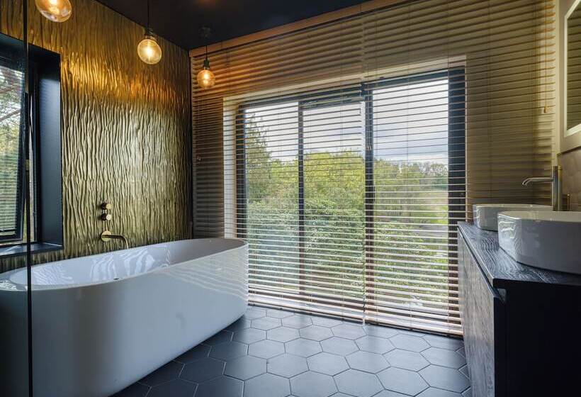 레지던스 Inviting 5 Bed House With Fishing Lake In Devizes