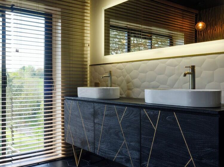 레지던스 Inviting 5 Bed House With Fishing Lake In Devizes