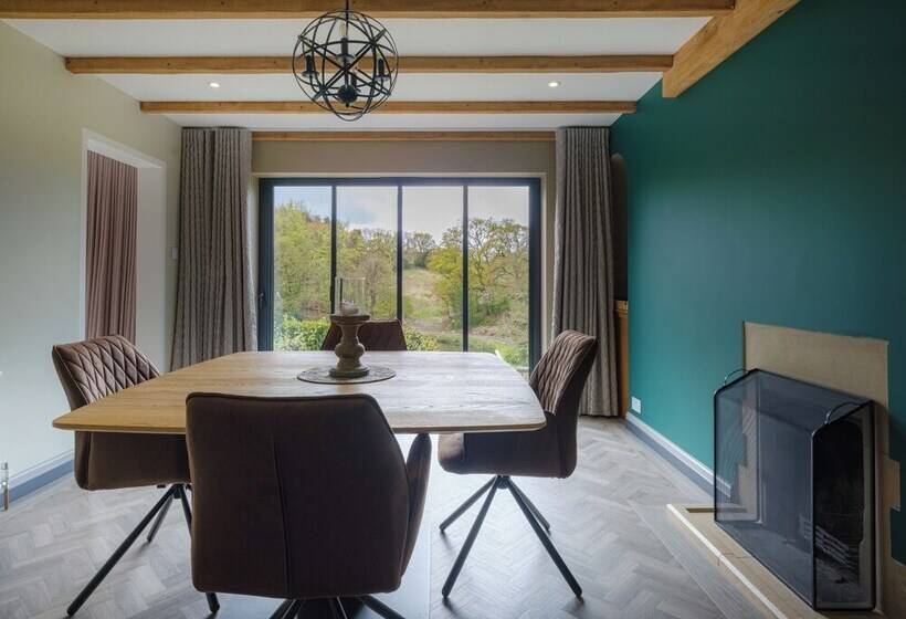 레지던스 Inviting 5 Bed House With Fishing Lake In Devizes