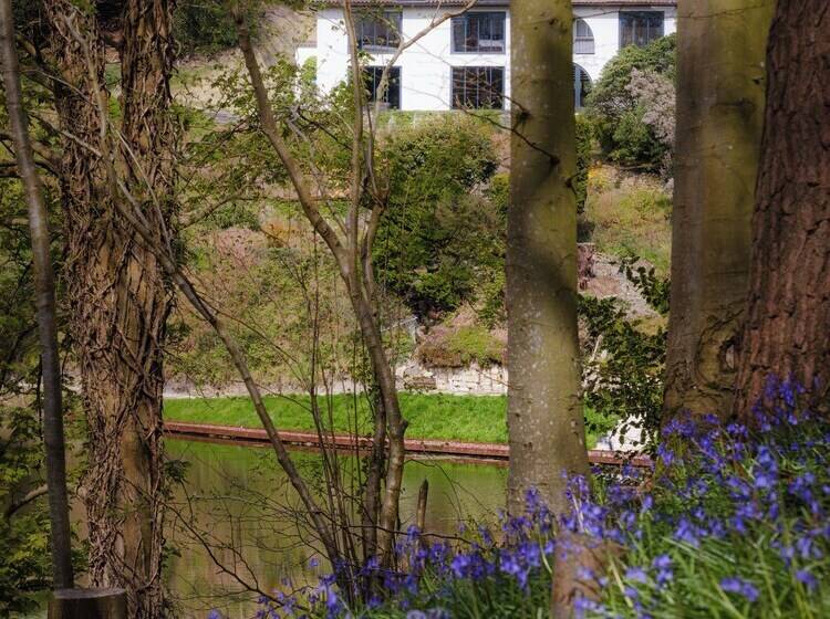 레지던스 Inviting 5 Bed House With Fishing Lake In Devizes