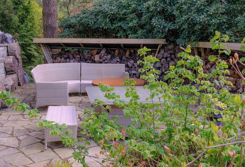 레지던스 Inviting 5 Bed House With Fishing Lake In Devizes