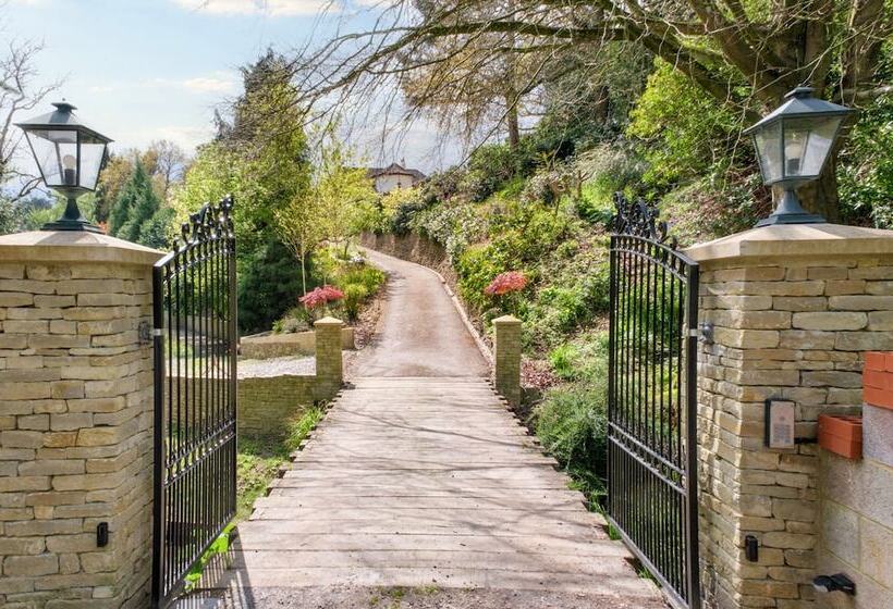 레지던스 Inviting 5 Bed House With Fishing Lake In Devizes