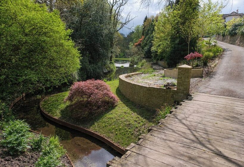 레지던스 Inviting 5 Bed House With Fishing Lake In Devizes