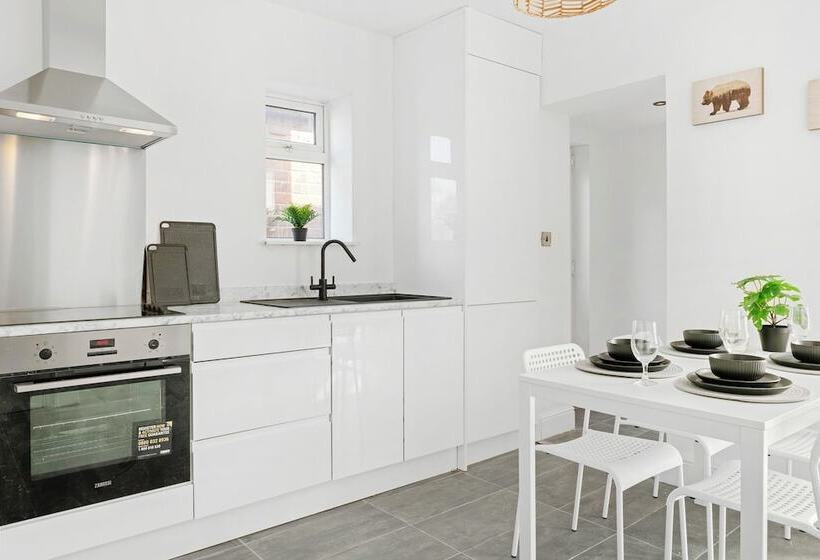 Резиденция Isimi Luxurious House 4 Bed In Alfreton Derby