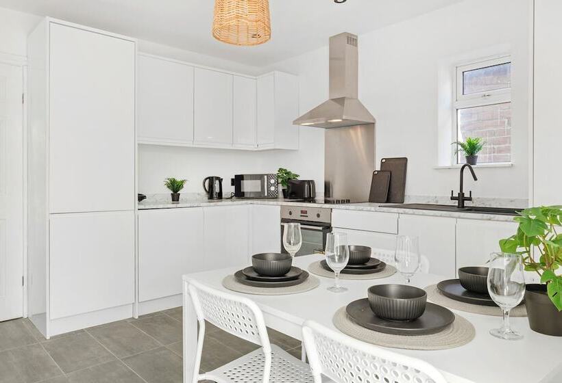 Резиденция Isimi Luxurious House 4 Bed In Alfreton Derby