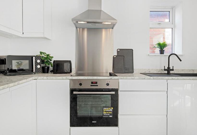 Резиденция Isimi Luxurious House 4 Bed In Alfreton Derby