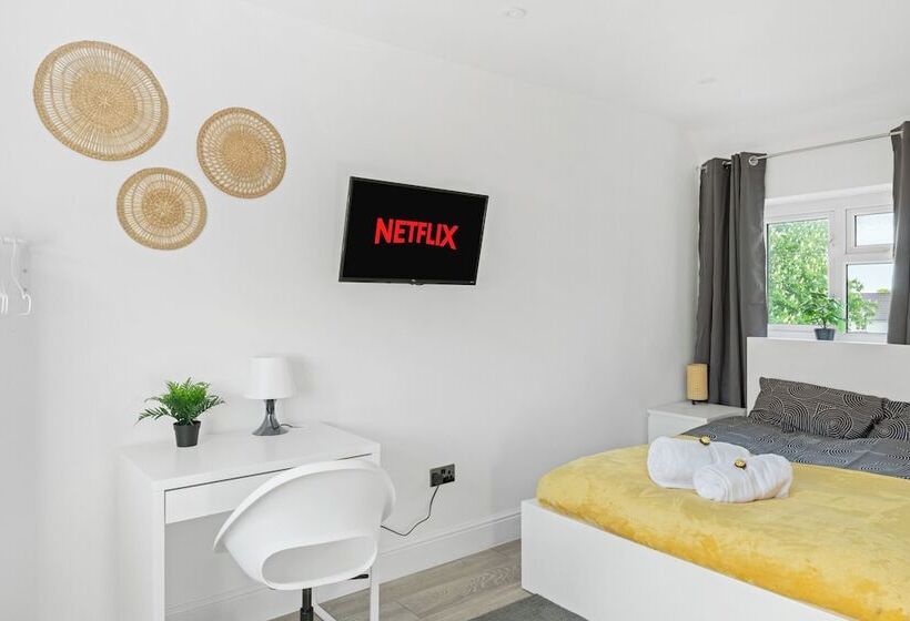 Резиденция Isimi Luxurious House 4 Bed In Alfreton Derby