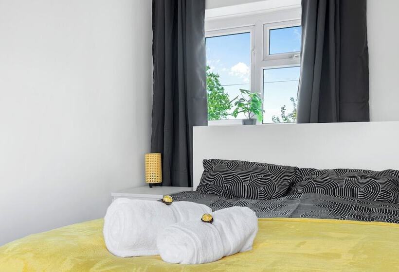 Резиденция Isimi Luxurious House 4 Bed In Alfreton Derby