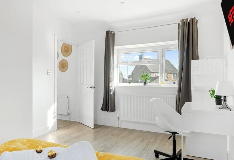 Резиденция Isimi Luxurious House 4 Bed In Alfreton Derby