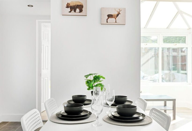 Резиденция Isimi Luxurious House 4 Bed In Alfreton Derby