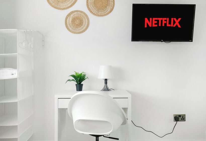 Резиденция Isimi Luxurious House 4 Bed In Alfreton Derby