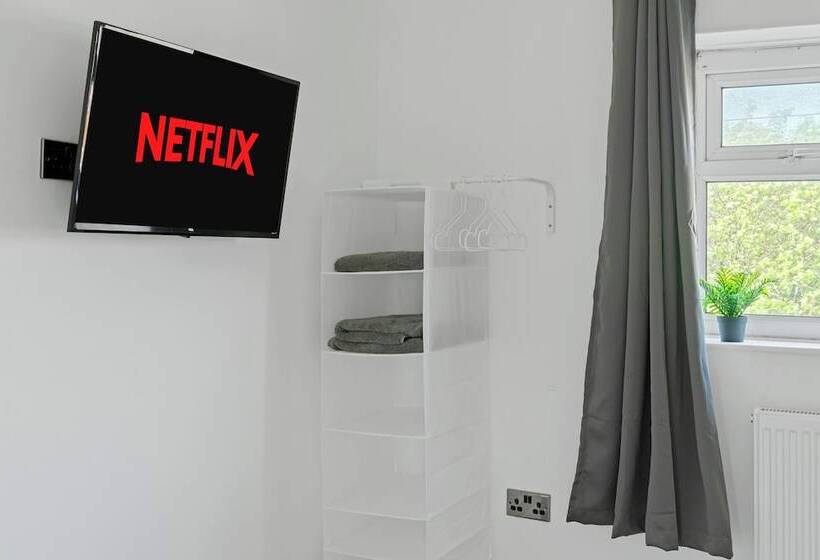 Резиденция Isimi Luxurious House 4 Bed In Alfreton Derby