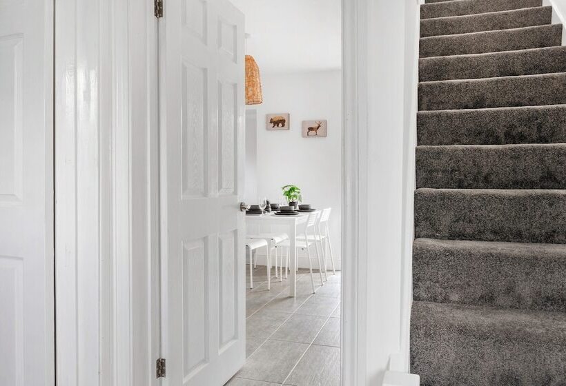 Резиденция Isimi Luxurious House 4 Bed In Alfreton Derby