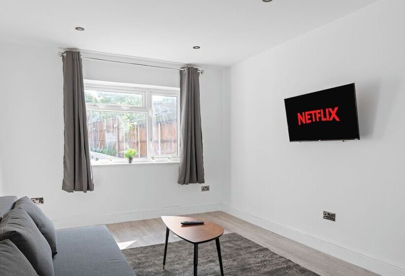 Резиденция Isimi Luxurious House 4 Bed In Alfreton Derby