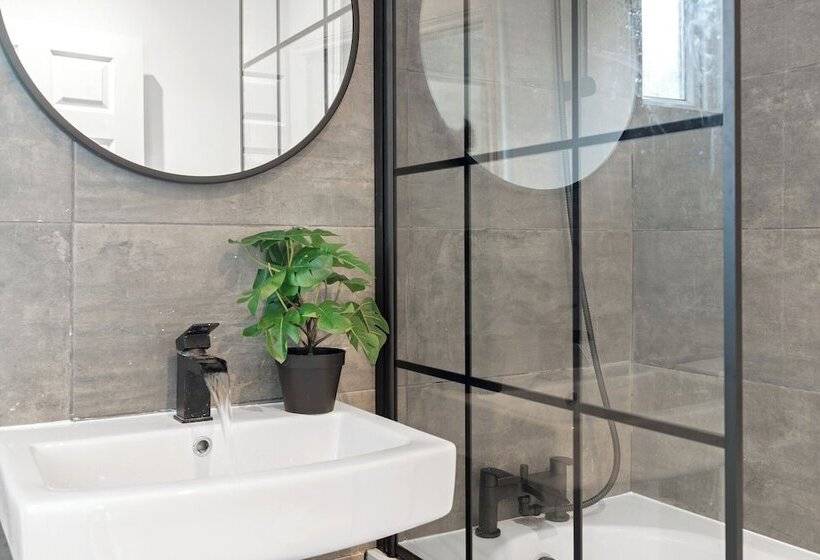 Резиденция Isimi Luxurious House 4 Bed In Alfreton Derby